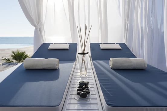 Come abbellire un gazebo: 4 idee di design 2 Abbellire un gazebo con tende e cuscini