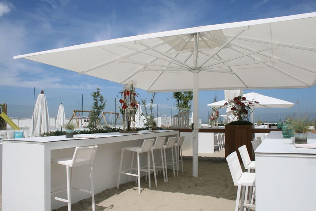 How to Properly Set up a Beach or Outdoor Umbrella 1 Interrare un ombrellone, ecco come farlo al meglio