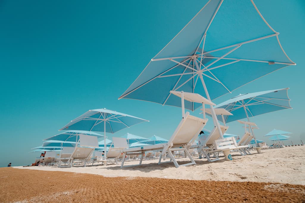 How to Properly Set up a Beach or Outdoor Umbrella 2 Interrare un ombrellone in spiaggia, come fare