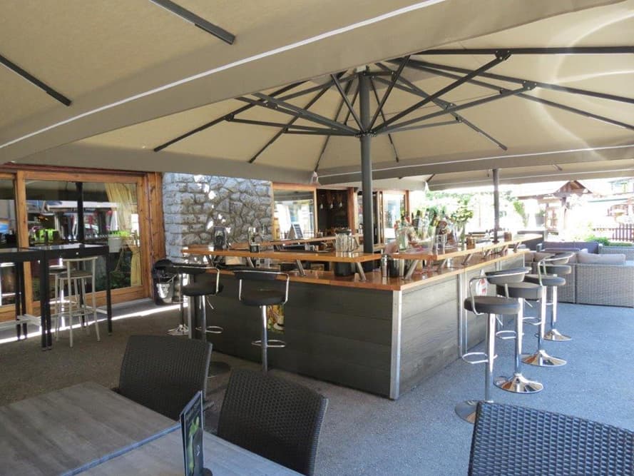 How to Properly Set up a Beach or Outdoor Umbrella 3 Ombrelloni da esterno, l’ampia offerta di Crema Outdoor